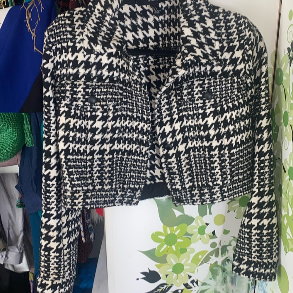 Beautiful cropped Hoothstooth shaket Forever 21